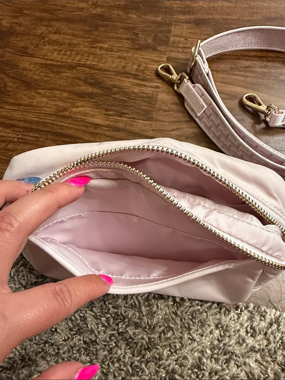 lululemon Everywhere crossbody bag - Blissful pink with Gold Hardware - Picture 9 of 14